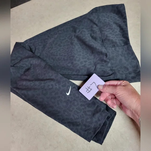 Gently Used size med mid rise Nike Dry-fit one Leopard Print - Picture 10 of 10